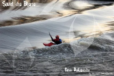 niveau moyen  mais la vague etait quand meme sympa avec un beau lisse (~100m3/s) il faisait frais mais bon le plaisir etait quand meme au rendez vous
(kayakiste : del le barbare dans son ZG48 (moi!))