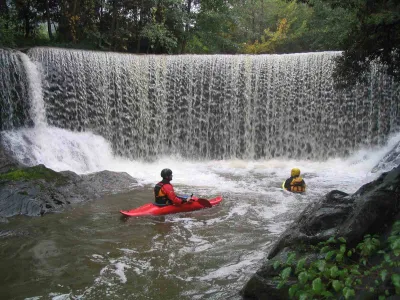 Seuil de prise d'irrigation de Caudiès: embarquement du parcours 3 (14/10/2005: basses eaux, 1,75m))