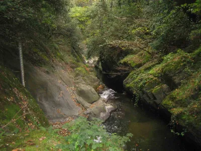 Infran du P2, par très basses eaux (3/11/2005) (Passage entre deux dalles rocheuses, siphonant en hautes eaux)