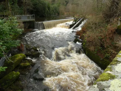 Prise d'eau papeterie. Hauteur 95 cm (Stang Bidoulen)
