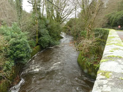 Canal aval du pont. Embarquement possible sous grand hêtre. 0.95 m