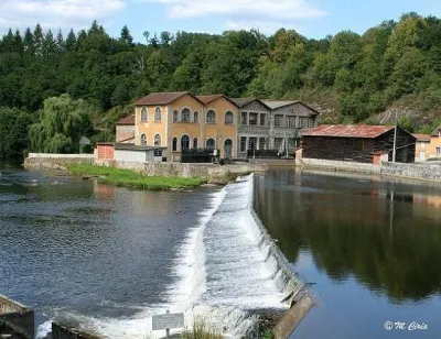 digue de Brignac, se franchit avec de l'eau RG, on devine la pelle metallique et l'echelle a poissons à gauche (panneau), on saute les deux marches juste à leur droite