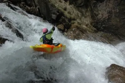 Eric qui saute le seuil situé juste après le toboggan.Par la droite cette fois-ci !