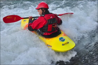 Matthieu en backsurf dans le deuxième rouleau à basses eaux