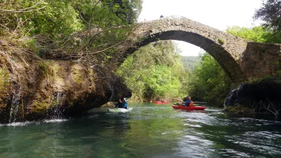 Pont des Tuves . De là un chemin suit plus ou moins le cours en rd jusqu'à l'arrivée.