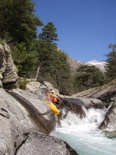 Un ferry à prendre, un embarquement un peu tôt dans la journée, du coup très peu d'eau mais quel cadre! (Yaco en action)