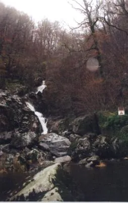 Déversoir de la conduite forcée 2 km avant la fin du parcours.
Un panneau EDF signale le risque de variation du débit de cette cascade (jusqu'à 30 M3/S)