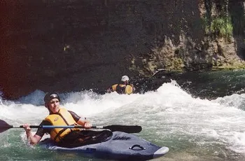 Vers la fin, la plus belle vague du parcours, rive droite le long de la falaise.