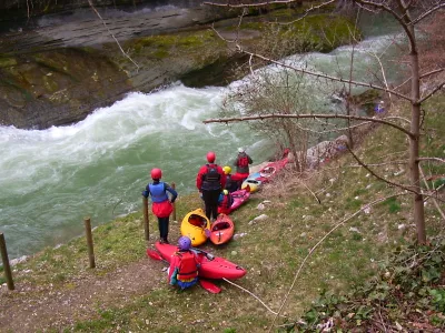 embarquement au pied du barage par gros nivau d'eau.
