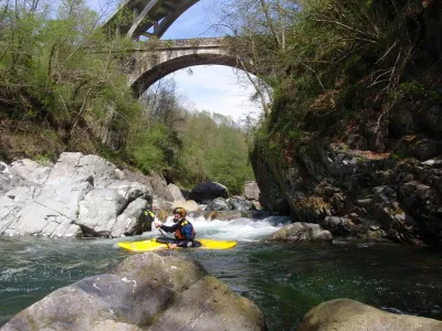 Sortie du passage du pont de Rueglio. Par plus gros niveau, bon drossage sur la gauche.
Ho mais ... on apperçoit même la tour Eiffel derrière :-)))