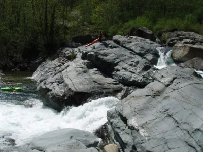 Le gros double seuil que nous avons porté sauf Bert qui a passé le deuxième seuil.
Attention au portage, ca glisse !!