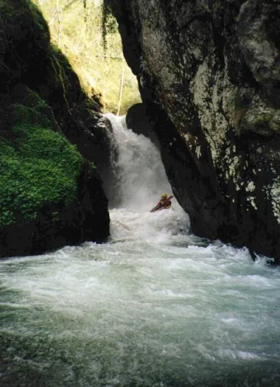 La chute, à franchir de préférence quand le pleureur devant le kayakiste est visible, c'est à dire par niveau plus faible ! Ne pas hésiter à porter : le bain peut coûter très cher !!
