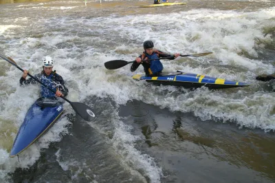 Slalomeurs de Pont d'Ouilly dans la vague par niveau d'eau moyen.