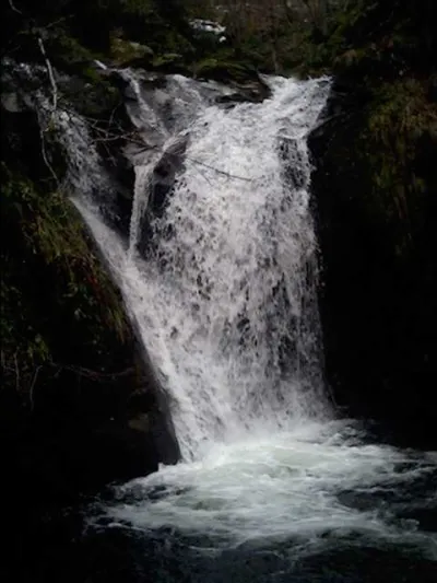En attendant de pouvoir scanner les photos prise avec un gros niveau, voici la chute de 6 mètres avec un très petit niveau (15 à l'échelle de Massat sur l'Arac)