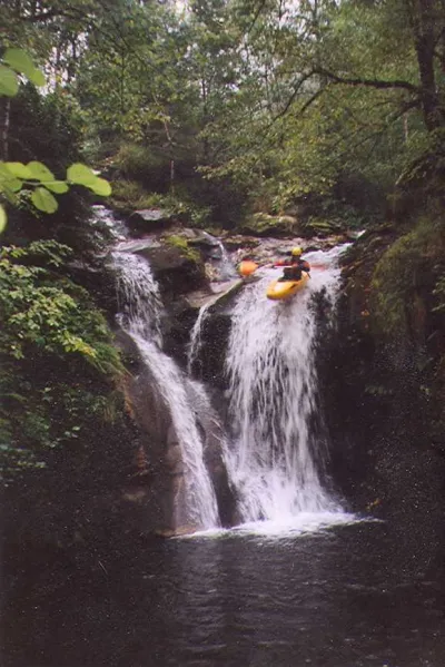 Nicolas s'amusant l'été sur la chute (Photo du club de Seix)