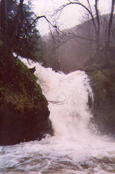 La même chute avec un tout petit peu plus d'eau (photo de Marsup)