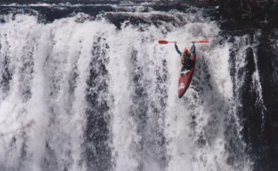 Chute de Saillant (1998),en taifun canyon (à l'époque pas mieux) passé à gauche impérativement et allez sonder la réception !!! à droite danger de mort !