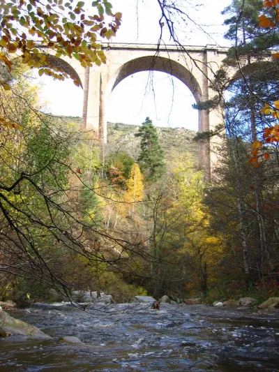 Après les 4 premiers kms en Cl III(et un barbelé en travers) le viaduc indique l'entrée des Gorges de l'Enfer.