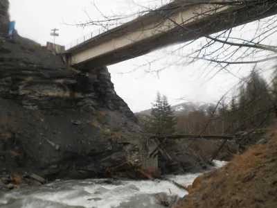 Danger, arbres qui barrent la rivière portage RD. Repaire facile : pont. 