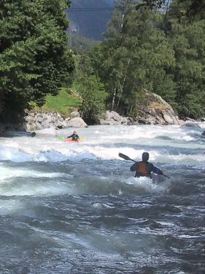 Toujours au niveau de la base de raft en dessous de Pré St Didier la suite. Quelques centaines de mètre + loin passage sous le pont à reconnaître (passe à droite)(1er août 2002)