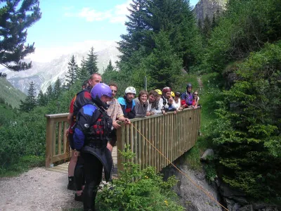Rescapés du La Plagne River Festival 2004 sur la passerelle idéalement placée pour regarder le dernier passage et tenir la corde de sécu.