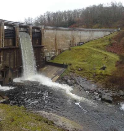 Quand le barrage surverse, entre 10 et 15m3/s en aval 