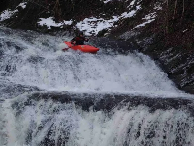 Toboggan dans le second km, petit niveau d'eau