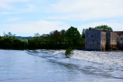 Environs 2m50 à Villeneuve/lot et 1m60 à Agen, La seconde vague marche au niveau de la déferlante au fond mais le lisse à du mal a retenir. Attention au rouleau rive droite qui va jusqu'à l'arbre, il à l'air bien collant.