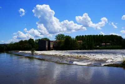 Environs 1m85 à Villeneuve/Lot et 1m36 à Agen, rien est exploitable. Il semblerais que la Garonne soit trop haute par rapport au Lot, ou que le Lot soit trop bas par rapport à la Garonne.
Ce spot défit toutes les lois de la mécanique des fluides...