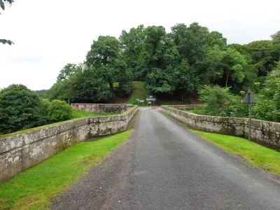 Le pont de l'arrivée, garez vous avant sur gauche.