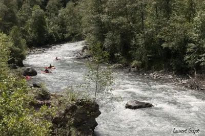 Vue prise du pont routier.