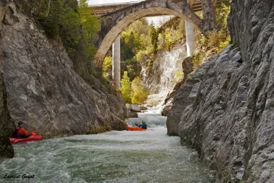 Nathan Barbier franchi le 1er rapide de la gorge.