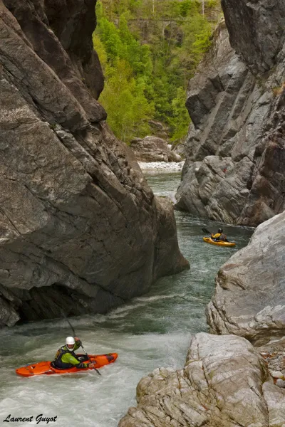 La rivière coule entre deux parois.