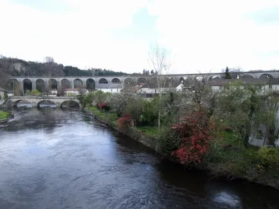 arrivée dans St Leonard, en aval le vieux pont et le pont SNCF RG des maisons en torchis