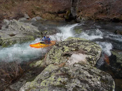 Entrée d'un joli S après la traversée de la tourbière du Boultou (attention quelques barbelés à porter). On entre dans une petite gorge avant de rejoindre la Dourbie.