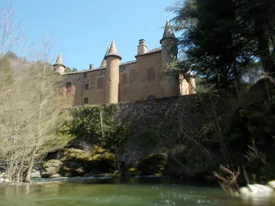 Le Château de Champ que la rivière contourne.
