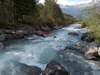 Vue sur la fin du rapide d'Uvernet et de la descente. On débarque après la cassure qui suit le kayakiste en rive droite.
