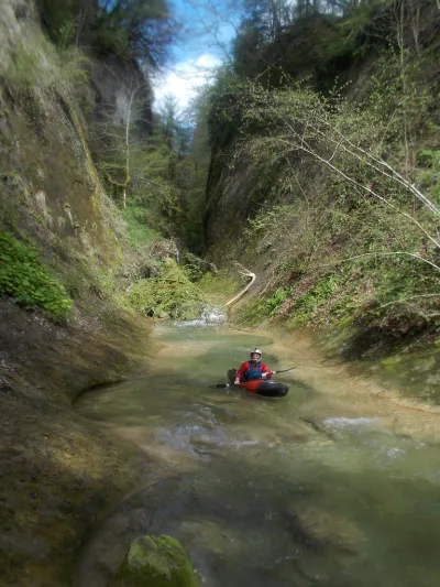 Gorge des Eparis au bout d'1,7km, on peut remonter depuis le confluent sur 100m pour admirer le décor.