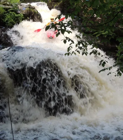 Moi-même dans le démonte-pneu. Ne pas se lancer sur ce passage lorsqu'un minimum d'eau ne passe pas par dessus le gros caillou. Eviter de sauter trop à droite ou trop à gauche (peu de fond en réception.