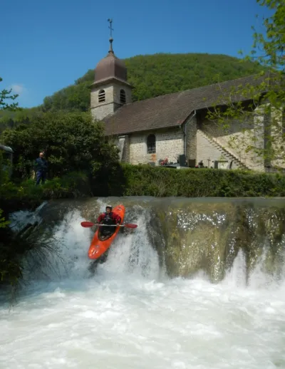 Le seuil du cimetière ne peut plus se passer tout à droite suite à un effondrement de la berge. Mais il rappelle toujours pas hautes eaux. Hervé à la démo !