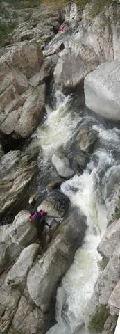 Passage précedent la chute de 7m.
Portage et sécu difficile à mettre en place.
Dernier seuil pouvant rappeler.