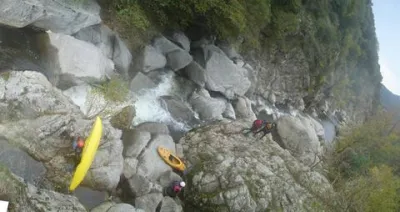 Infran après la chute.
Choas de blocs siphonnants.
Portage rive droite.