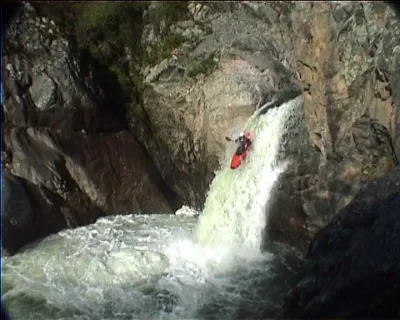 Chute de la Dunière par gros niveaux (la partie au dessus n'est pas navigable (très gros rappels), en revanche le franchissement de la chute est un pur plaisir et on peut enchainer la suite en faisant gaffe aux infrans..