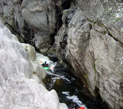 Juste après le second passage - ARRET IMPERATIF à gauche après la courbe en raison d'un syphon.
Photo : Charles Giraud