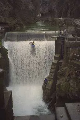 le barrage de Fourvoirie. Ce cliché a été présenté au concours photos "eaux, hommes et environnement" de Grenoble en septembre 1999. Elle  a fortement été apprécié pas les juges, mais EDF, partenaire du concours, l'a censurée... 