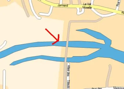 La flèche indique l'emplacement, le trait gris c'ets la passerelle.