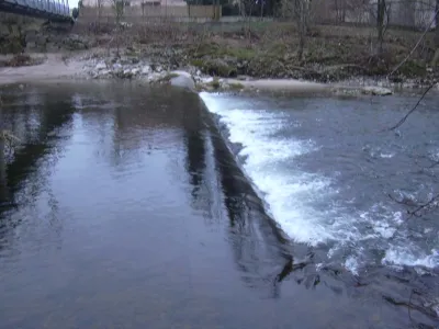 Niveau bas, très bas, photo prise dimanche 15 février avec environ 45m3/s pour vous montrer le mur qui forme la vague. Photo de Suricat.