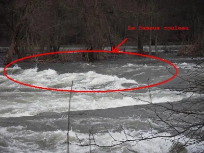 Rouleau un peu plus haut, même jour et même niveau que la photo d'avant. 

Vous pouvez pas le louper il est en plein milieu de la rivière, une dizaine de mètres en amont de la passerelle.

Accés pas super facile, il faut faire des bacs dans d'autres vagues si on veut le prendre par les côtés, cependant il y a à ce niveaux à peu près 80 cm de mousse.