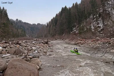 Fin de la gorge, le ruisseau se sépare en plusieurs bras dans les gravières. Là il manquait franchement de l'eau.