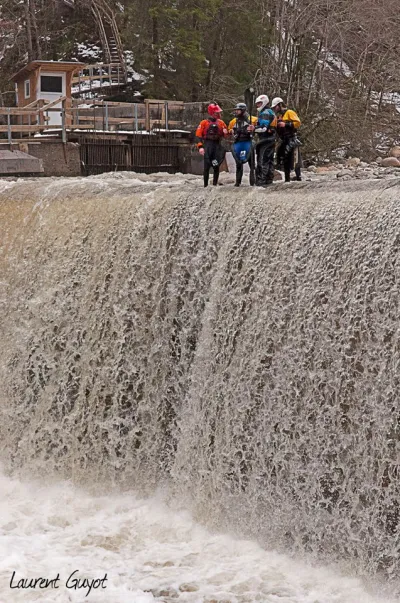 Pas d'eau, ni en haut ni à la réception. On a porté.